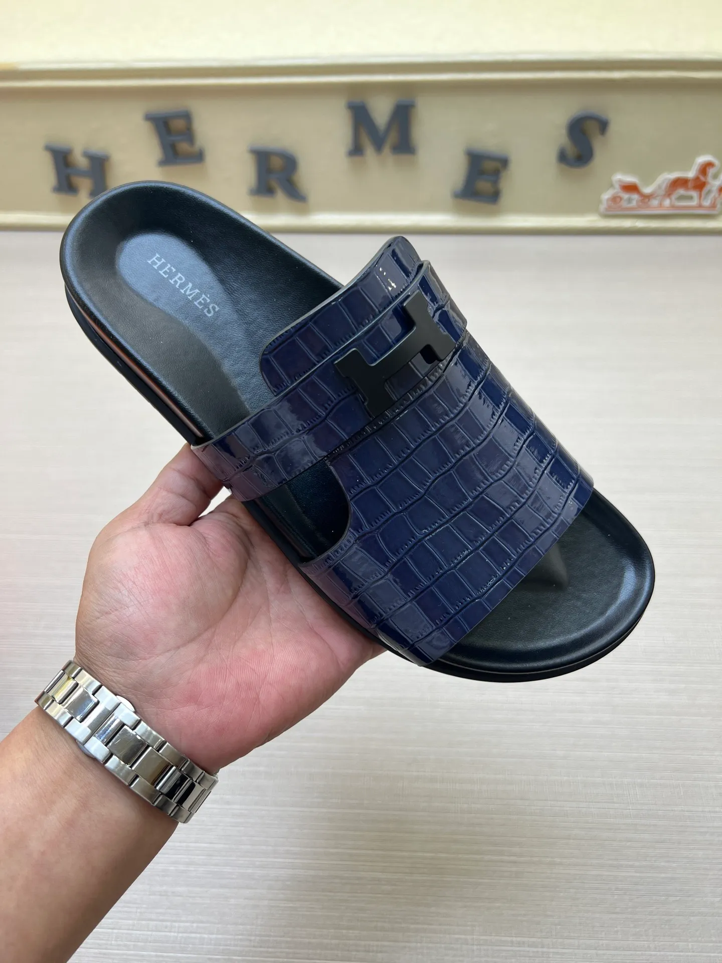 [H Family Hermès] P: 360💰 Size: 38-45 Hermes Men’s Kazimir Slippers - 2025 Summer New Hermès Same as the original version, with colored cowhide surface + rubber combined sole, handmade by master-level craftsmen! ❥High-end customization, exclusive products, the highest version in the industry.